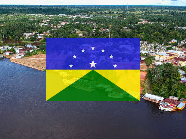 imagem panorâmica da cidade e bandeira de jutaí em destaque centralizado