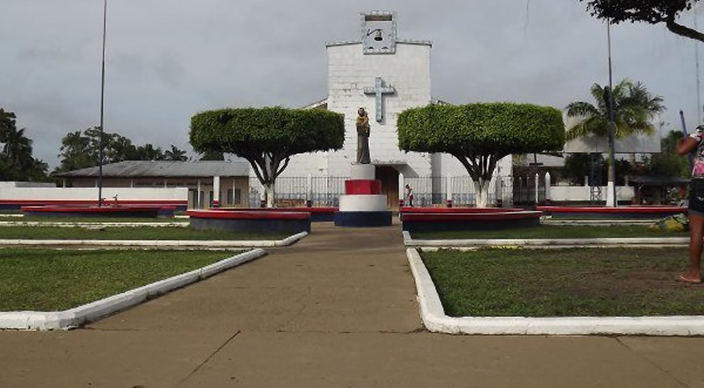 praça na frente da igreja católica da cidade de jutaí