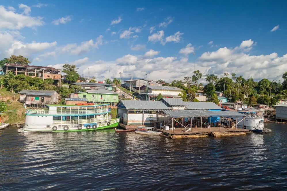 foto barco ancorado em flutuante na entrada da cidade de jutaí